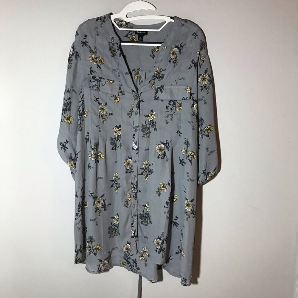Torrid sz 2 v neck grey with yellow floral tie back tunic top button up feminine
